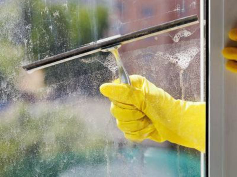 Traces de calcaire sur une paroi de douche