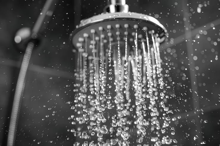 Pommeau de douche avec gouttes d'eau